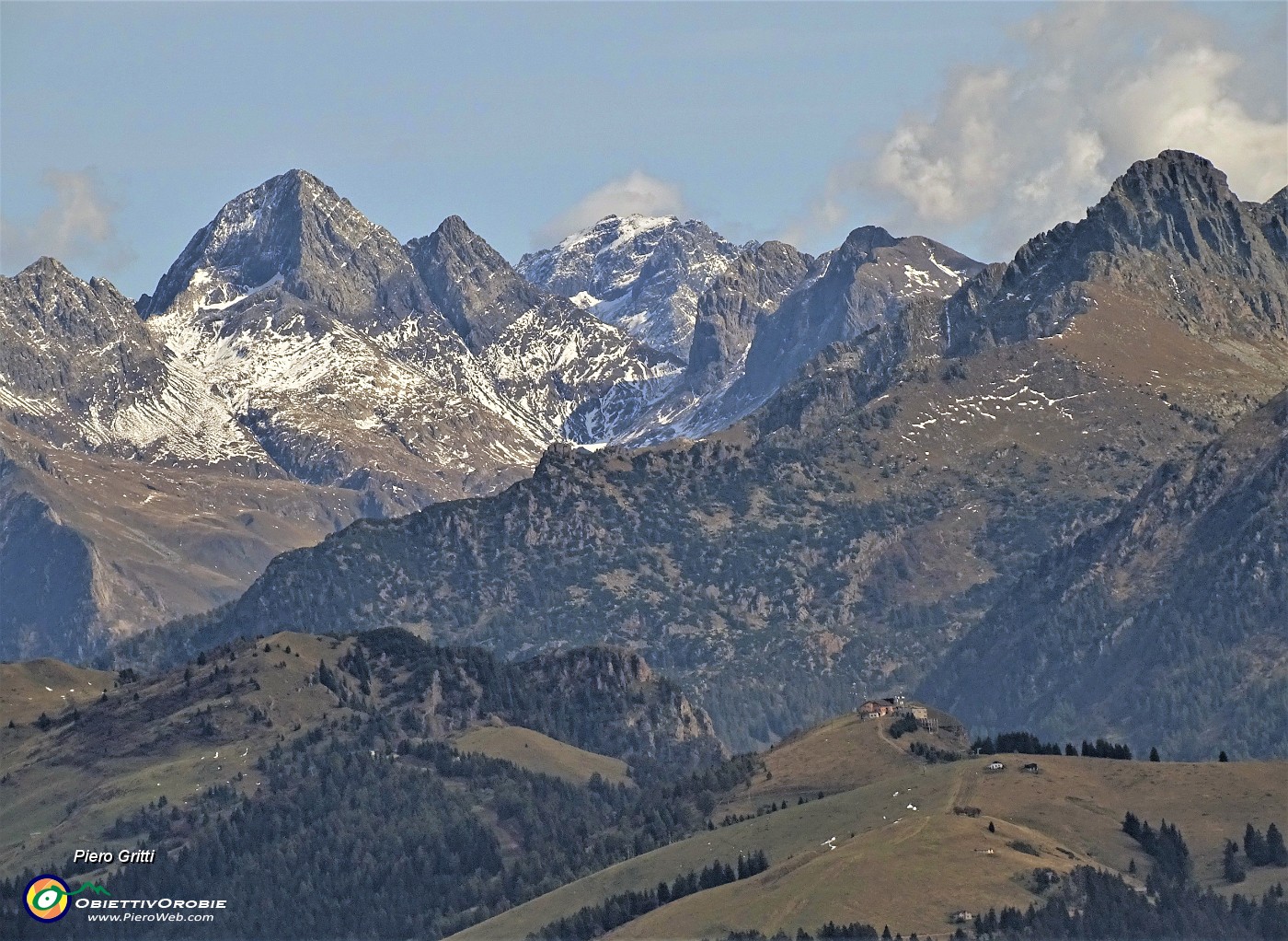 30 A dx in primo piano il Pizzo del Becco, oltre il Pizzo del Diavolo.JPG -                                